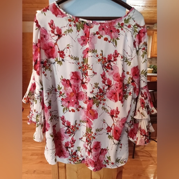 EST. 1946 size large color is pinks, cream and green. Has a floral design - Picture 2 of 8